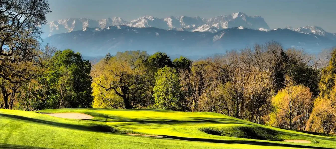 Golfplatz Hohenpähl mit Bunker und Alpenpanorama im Hintergrund