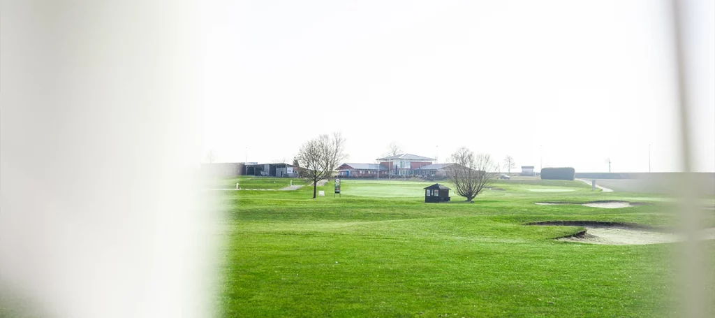 Golfplatz mit Clubhaus – Spielstätte des Triple Nine Open Turniers 2025