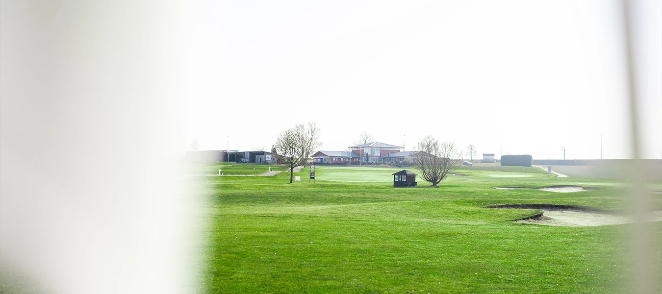 Golfplatz mit Clubhaus – Spielstätte des Triple Nine Open Turniers 2025