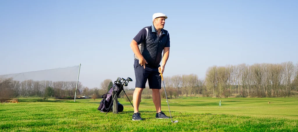 Felix Proske analysiert seine Haltung beim Triple Nine Open – Trainingsmoment auf dem Platz