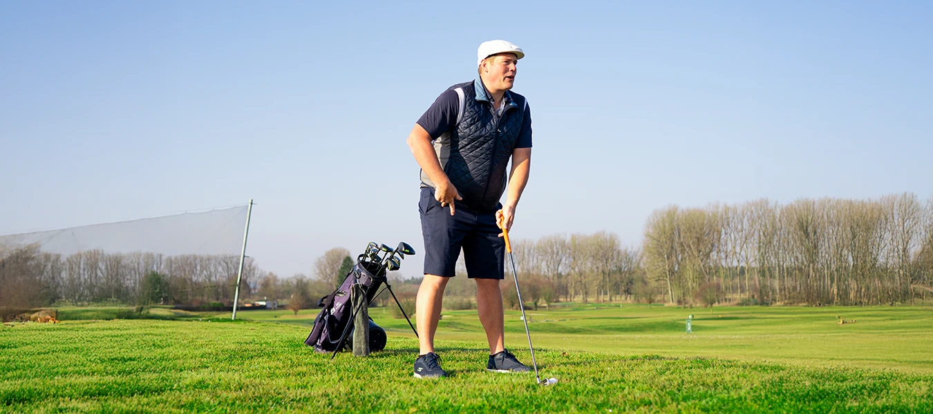Felix Proske analysiert seine Haltung beim Triple Nine Open – Trainingsmoment auf dem Platz