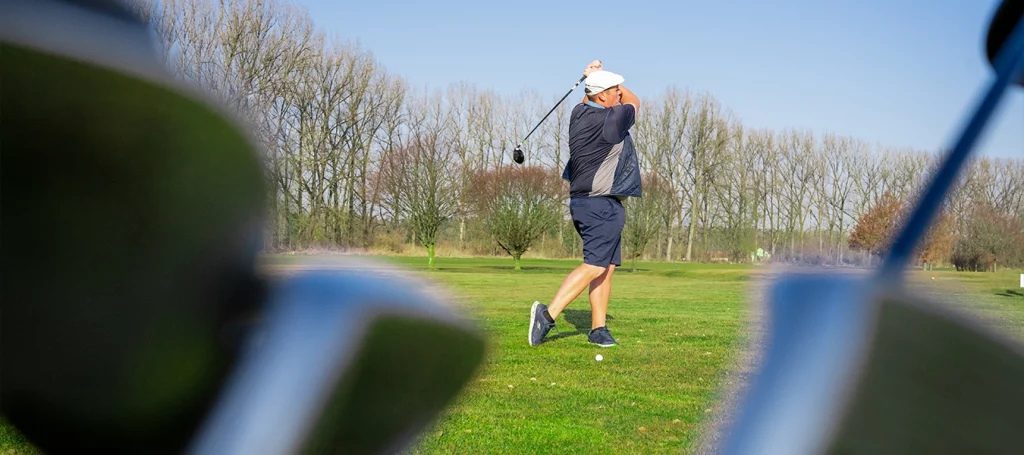 Felix Proske in Schwungposition – Techniktraining beim T9 Open Golfturnier