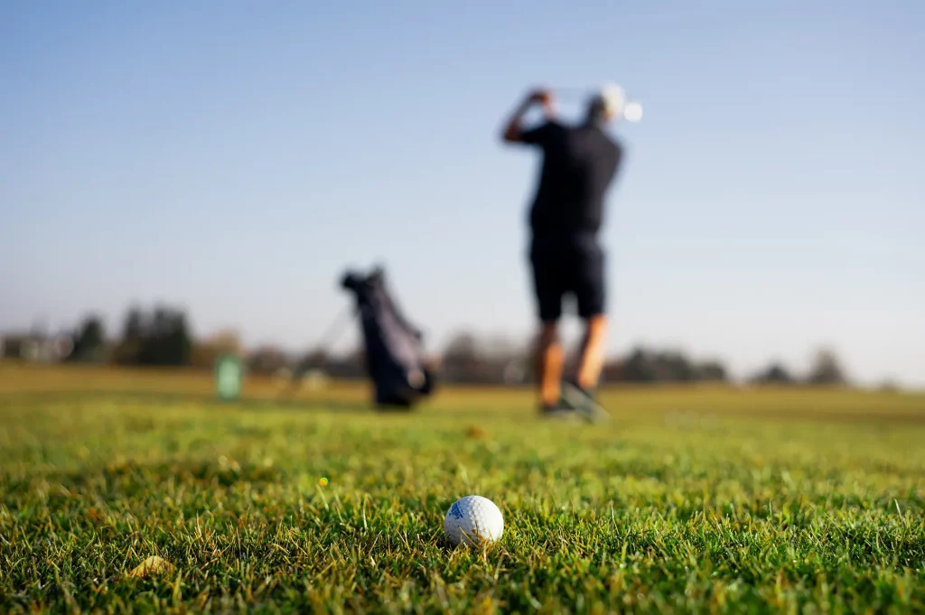 Felix Proske beim Abschlag – kraftvoller Schwung beim T9 Open Golfturnier