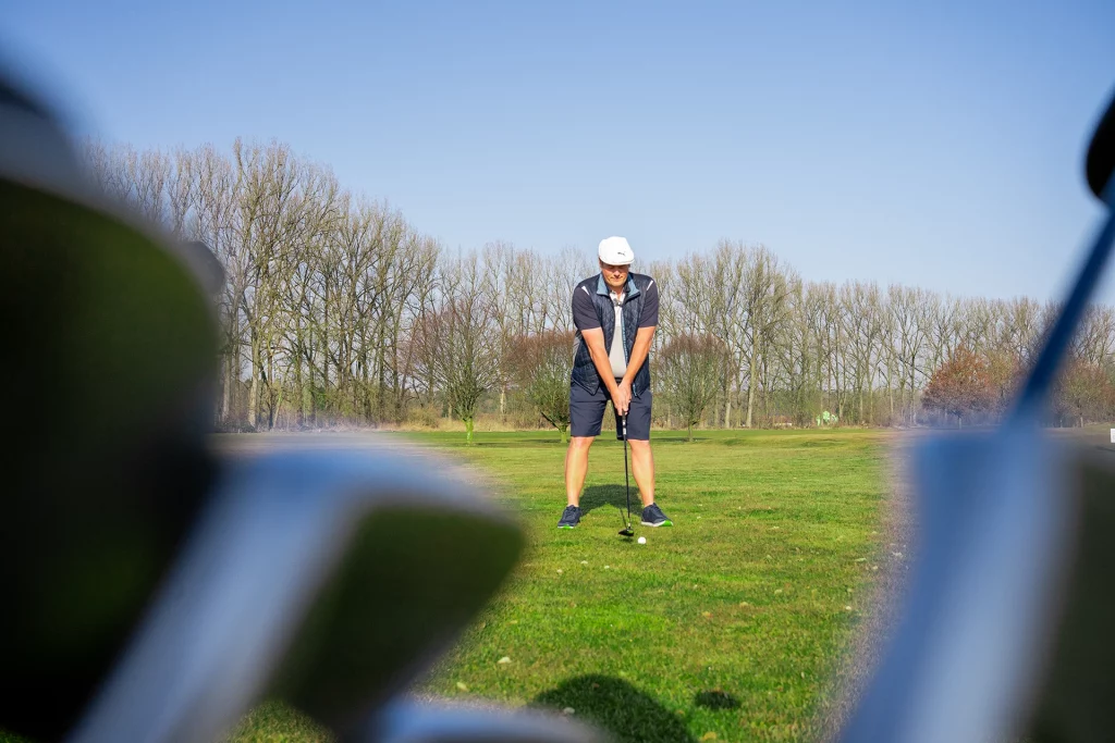 Felix Proske beim Triple Nine Open Golfturnier – konzentrierter Stand vor dem Abschlag