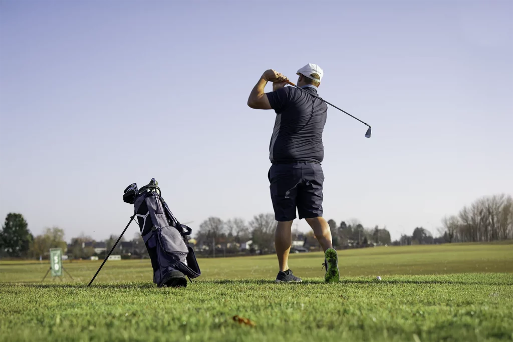 Felix Proske beim Abschlag – Triple Nine Open Golfturnier 2025 bei perfektem Wetter