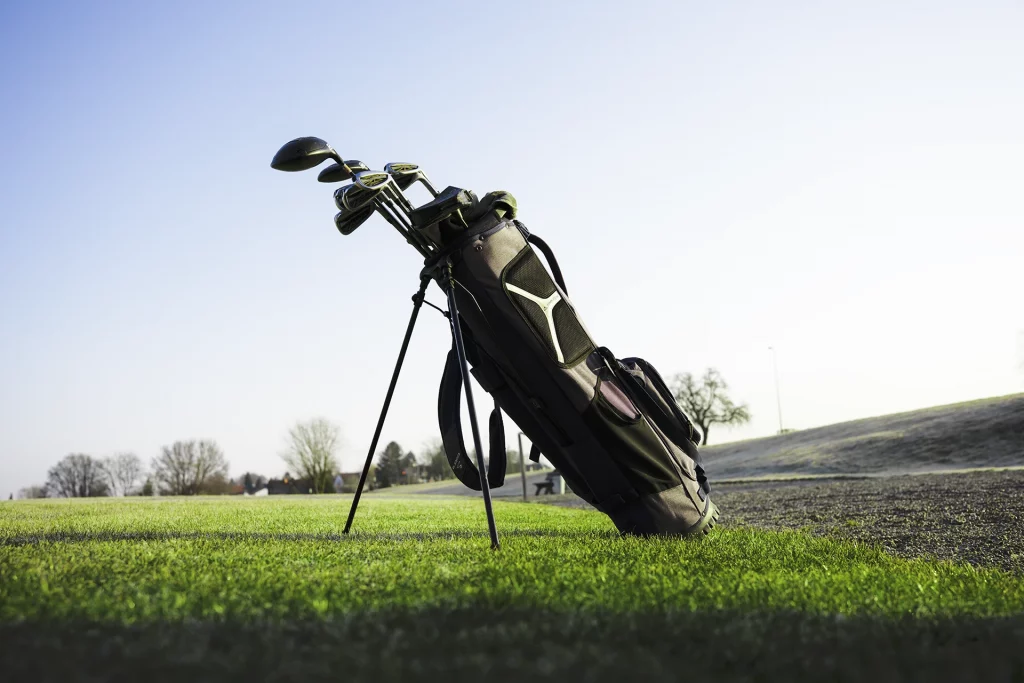 Golftasche mit Schlägern auf dem Rasen – Startklar für das T9 Open Golfturnier