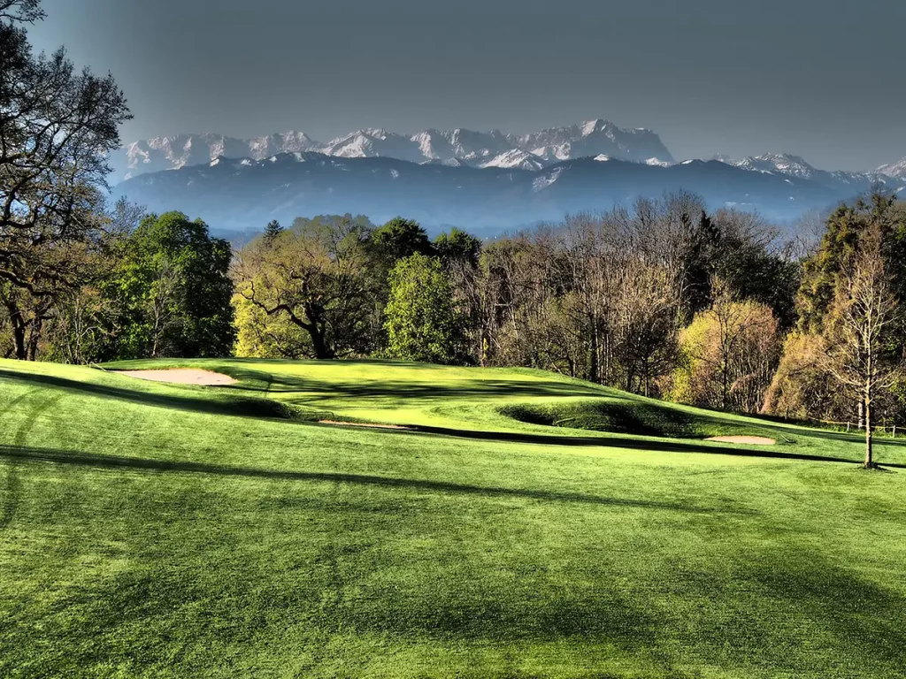 Golfplatz Hohenpähl mit Alpenblick im Frühling