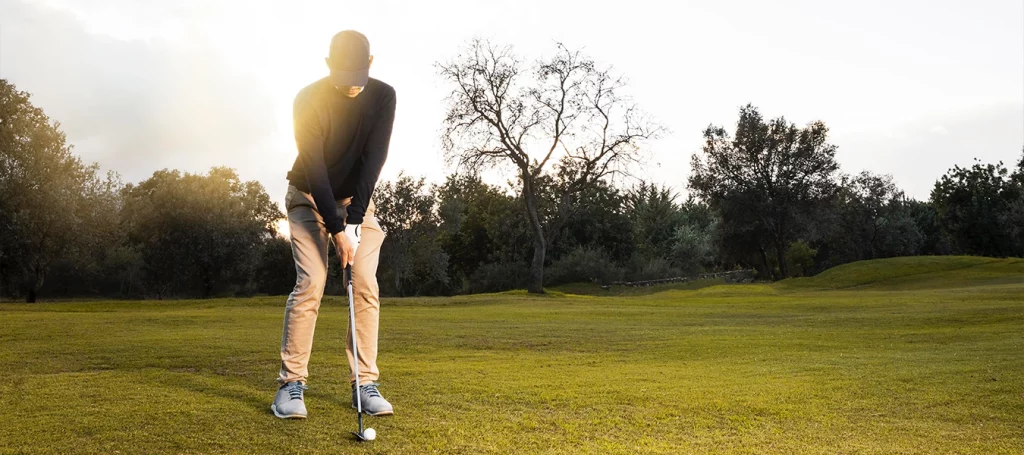 Golfer beim Abschlag auf dem Golfplatz beim Turnier
